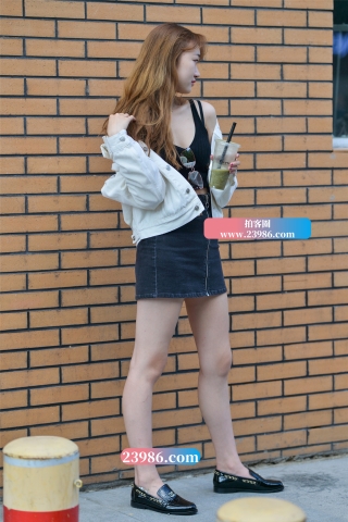 左手倒影赛帖：时尚性感小美女