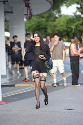 街拍时尚的嘿丝眼镜妹