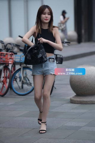 街拍牛仔热裤妹子