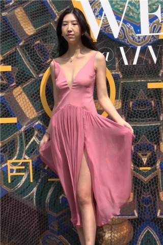 4k-偶遇极品性感的粉红连衣裙V领低胸美女摆拍 [2.06 GB]（视频版）