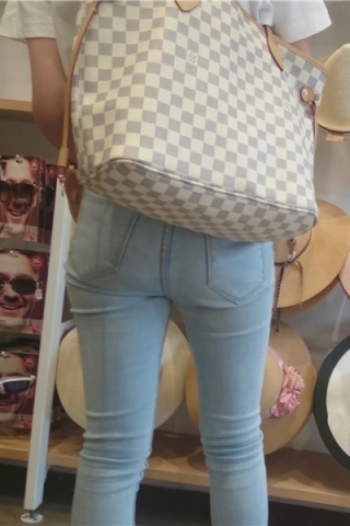 查看完整内容：4k-买帽子的蓝牛美女，翘起臀部很诱人 [280 MB]（视频版） - 共6张图片