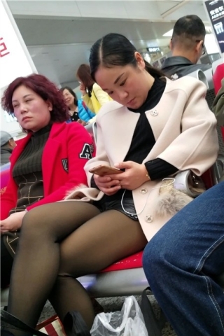 查看完整内容：4K - 候车室的极品黑丝美腿少妇（视频版） - 共8张图片