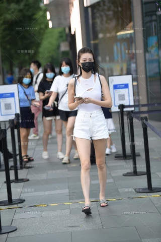 苗条的白热裤美眉