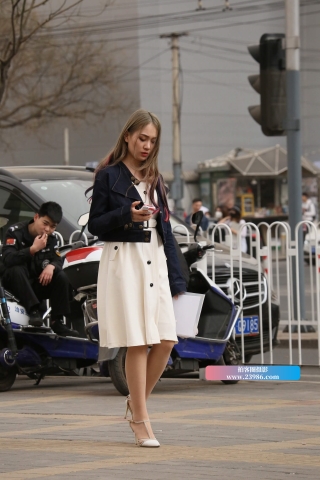 查看完整内容：街拍白裙丝袜高跟美女（完整版） - 共16张图片