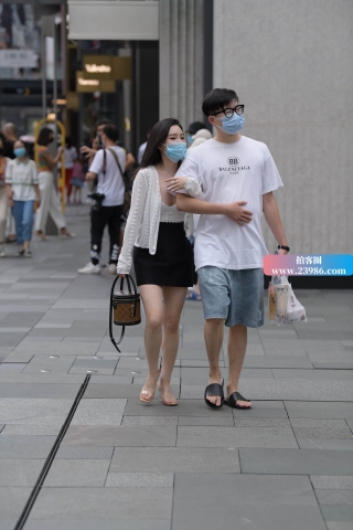 低胸性感美丽女友