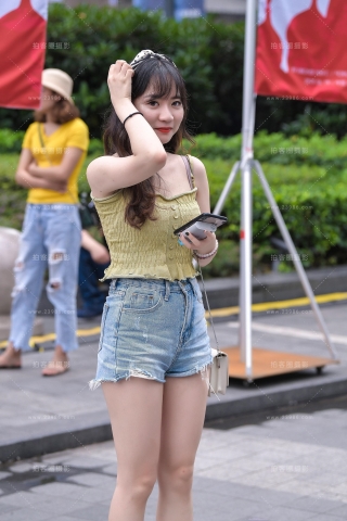 夏日热裤大白腿美眉