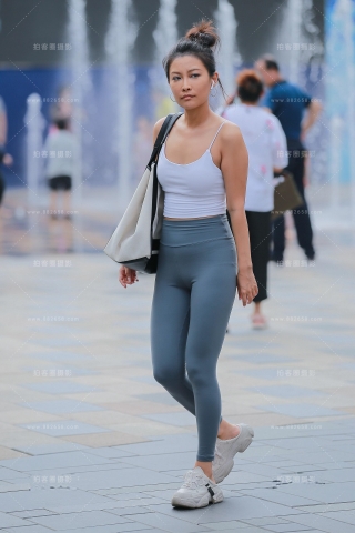 浅蓝色瑜伽裤美女