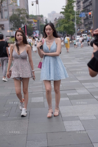 两位低胸性感街拍美女