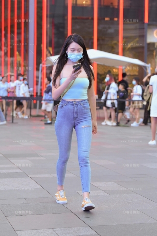 性感破洞铅笔紧牛美女