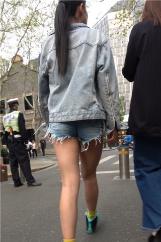 4k-街拍超短高腰热裤牛仔外套大美女 [1.74 GB]（视频版）