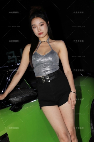 银色小背心黑色热裤