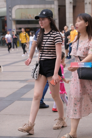 黑色热裤小月牙美眉