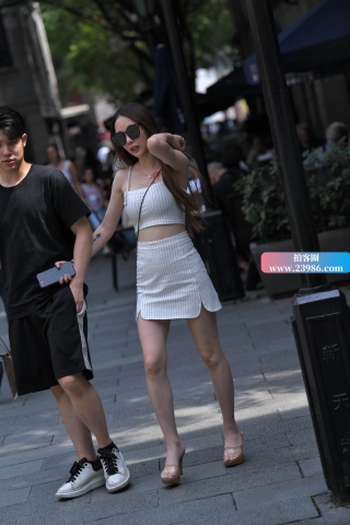 街拍短裙美女