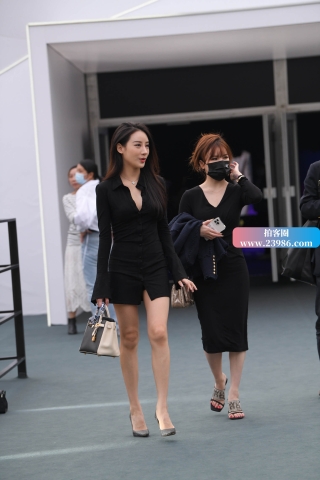 黑色群高挑气质街拍美女