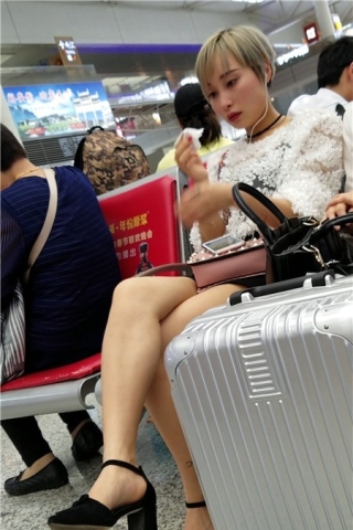 查看完整内容：4k-长腿高跟鞋黄发美女感冒了、心疼感觉有木有（视频版） - 共6张图片