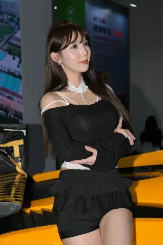 查看完整内容：黑色短裤车模（完整版） - 共3张图片