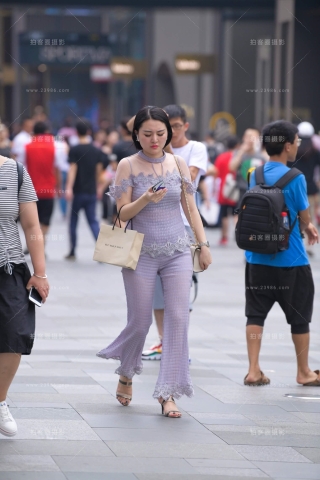 淡紫色套装风韵少妇