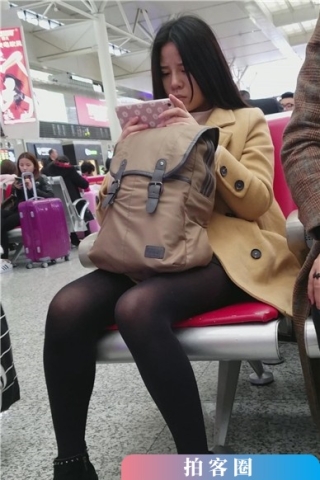 查看完整内容：4k-高铁站候车室拍摄低头玩手机的黑丝美腿女孩（视频版） - 共6张图片