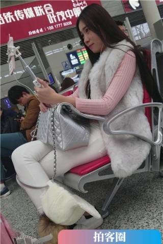 查看完整内容：4k-候车室内拍摄紧身白裤甜美妹子忙直播（视频版） - 共6张图片