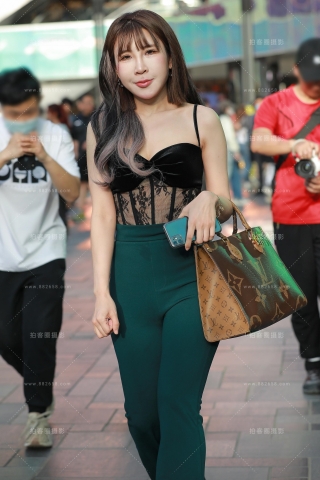 绿色紧身裤美女