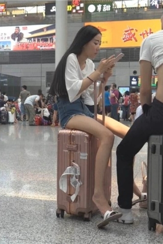 查看完整内容：4K - 车站坐姿销魂的热裤美女 [497 MB/WMV]（视频版） - 共8张图片