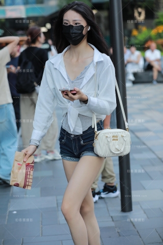 牛仔热裤长腿美女