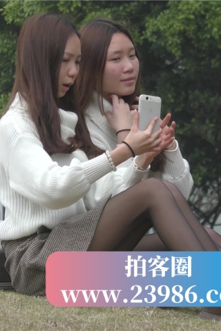 4k-两个青春洋溢的学生妹公园草地上自拍 [1.81 GB]（视频版）