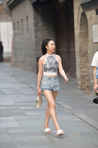 街拍美腿热裤马尾辫美女