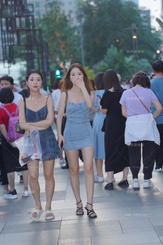 街拍牛仔裙小姐姐