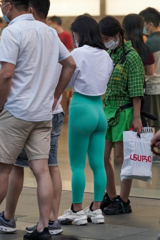 每次见她都穿瑜伽裤