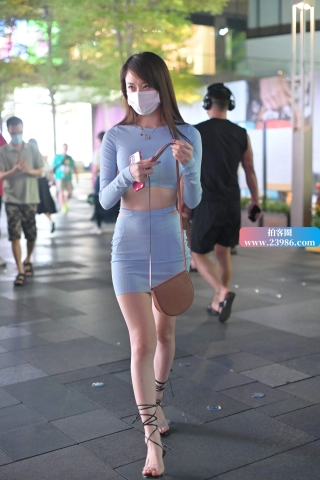 蓝色超短裙小姐姐