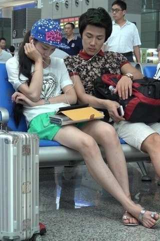 查看完整内容：4K - 鸭舌帽大长腿女孩 [2.01 GB/MP4]（视频版） - 共9张图片