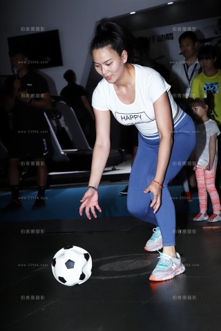 踢球的蓝色运动裤美女