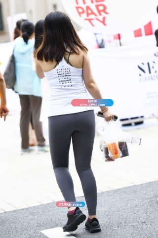 【咔喳赛贴】等外卖的大眼妹