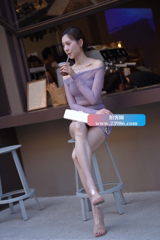 身材高挑的短裙美女