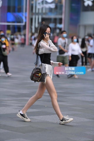 打电话的妞有点小惊喜