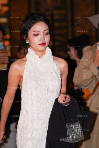 夜拍白色针织毛衣美妇