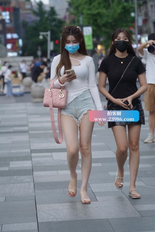 街拍女神级的大长腿美女