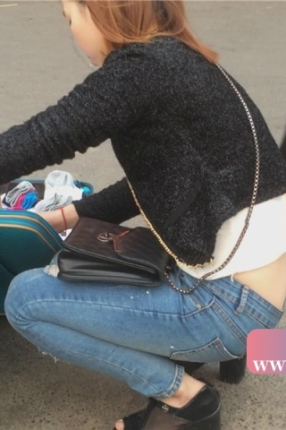 查看完整内容：街拍跟闺蜜出来练摊的紧身蓝牛妹子 [2.41 GB]（视频版） - 共7张图片