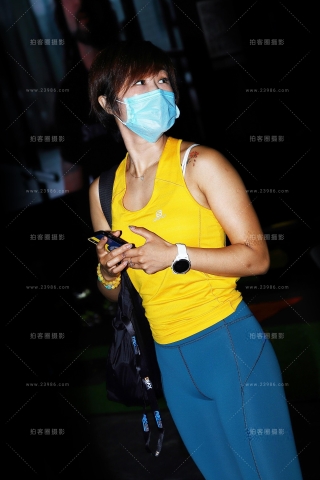 深色紧身运动裤口罩妹