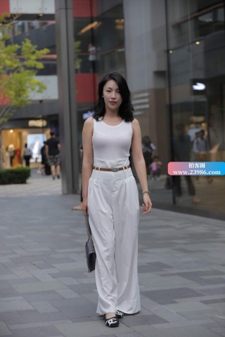 端庄的宽松白裤姐姐