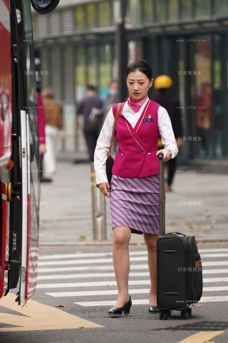 推着行李箱的空姐