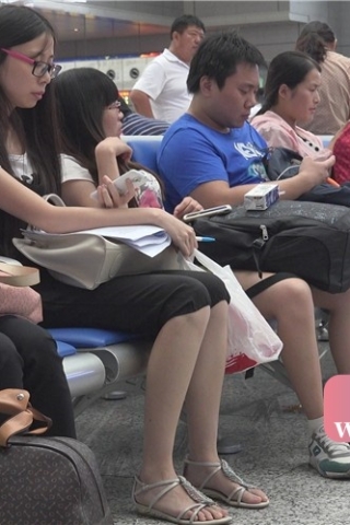 查看完整内容：4k-车站人海茫茫，一眼就看见了这位勤奋的玉足美眉。（视频版） - 共8张图片