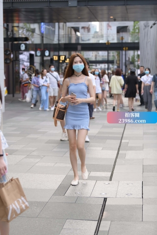 街拍气质蓝色抹胸裙妹子