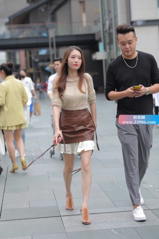 极品高颜值棕色群性感街拍美女