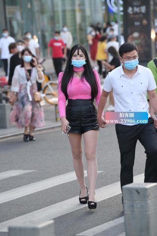 街拍丰腴的鱼嘴高跟rou丝美妇