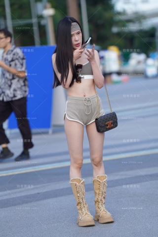 抓拍清凉热裤美腿小姐姐