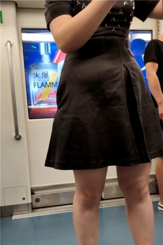 查看完整内容：黑裙MM  [0.98 GB/mp4]（视频版） - 共8张图片