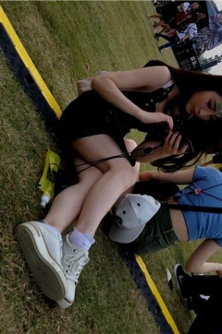草地上的爱笑女孩（视频版）
