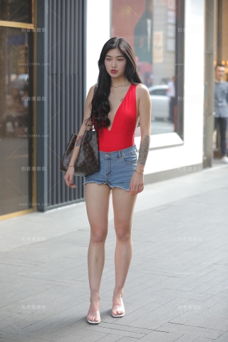 小姐姐的深V很吸睛